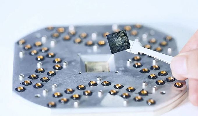 本源超导24比特量子芯片实物及封装